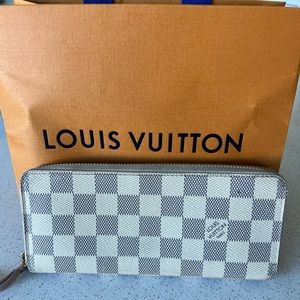 LOUIS VUITTON Damier Azur Zippy Wallet White